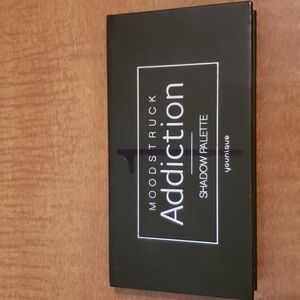 Younique addiction palette 1